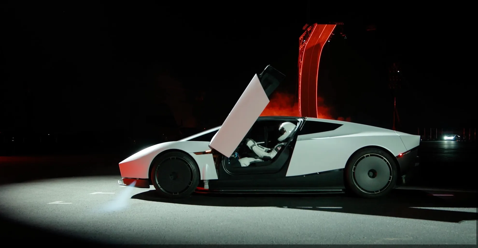 Tesla ikkinchi avlod Roadster taqdimoti: oq sport elektromobil SpaceX harakatlantirgichlari bilan